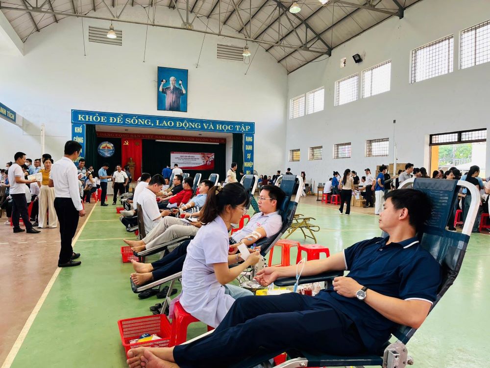 Près de 300 membres du syndicat et travailleurs participent au don de sang volontaire en réponse au Mois humanitaire 2026. Photo: Syndicat de Quảng Trị