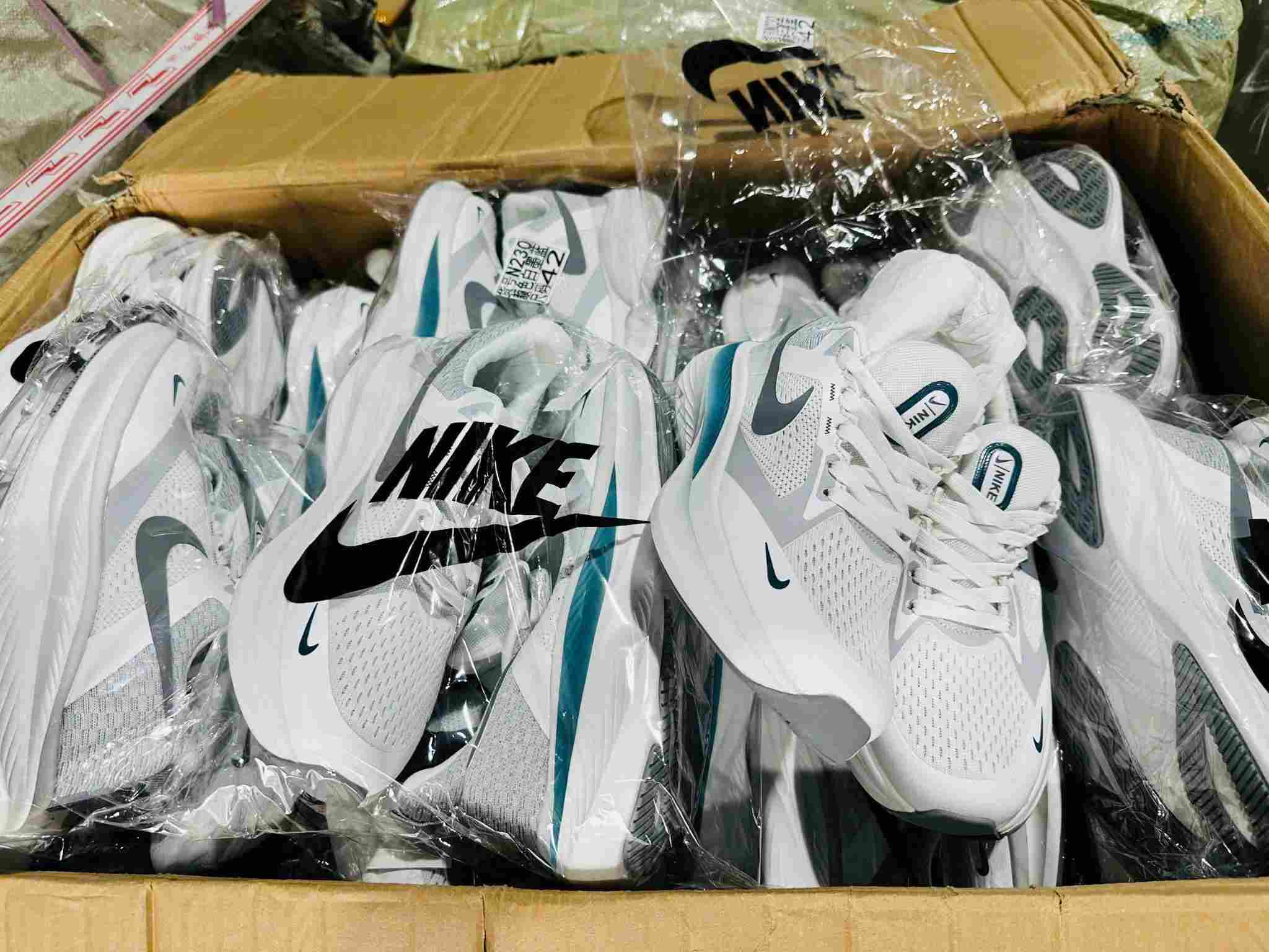 Many batches of goods suspected of counterfeiting famous brands were discovered. Photo: Customs Department