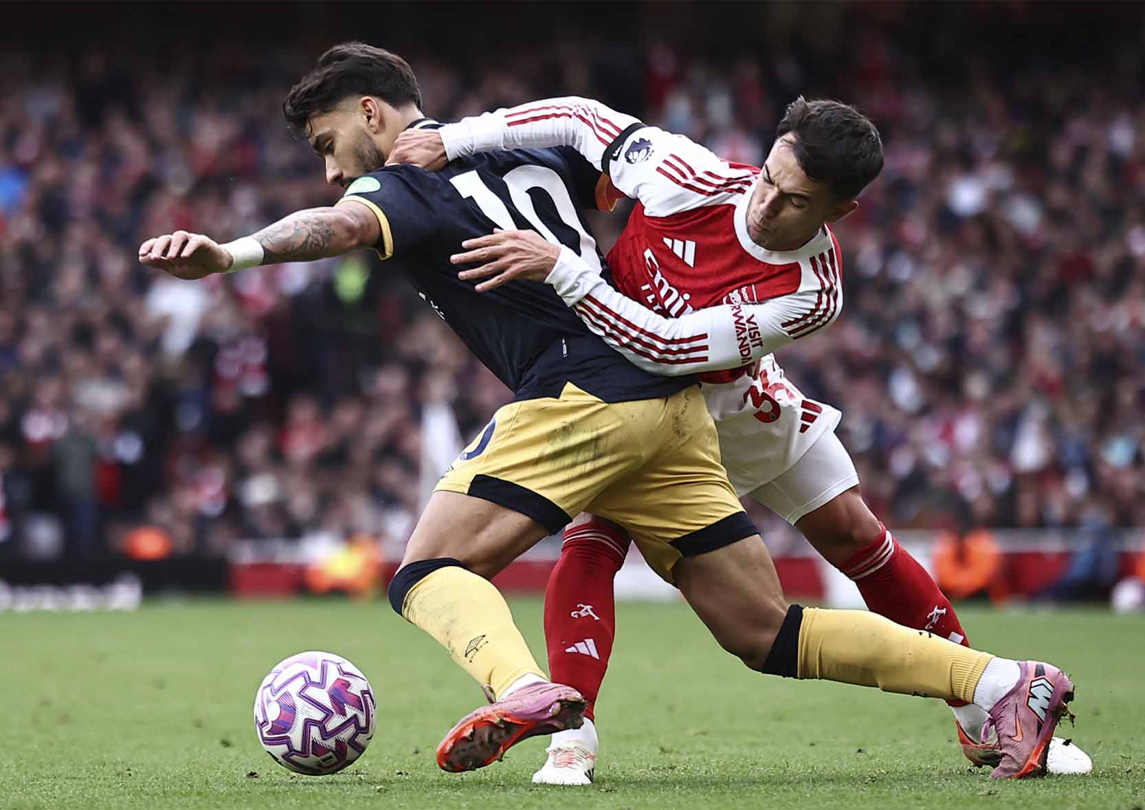 West Ham sẽ chơi một trận sống còn với Arsenal. Ảnh: AFP