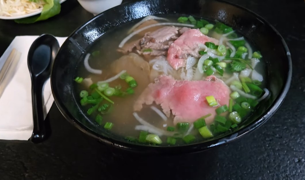 Phở ở Mỹ có vẻ ngoài giống phở ở Việt Nam nhưng hương vị được đánh giá không bằng. Ảnh: Cắt từ video