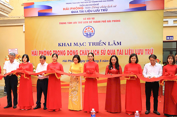 Các đại biểu thực hiện nghi thức cắt băng khai mạc Triển lãm chuyên đề “Hải Phòng trong dòng chảy lịch sử qua tài liệu lưu trữ”. Ảnh: Ngọc Huyền