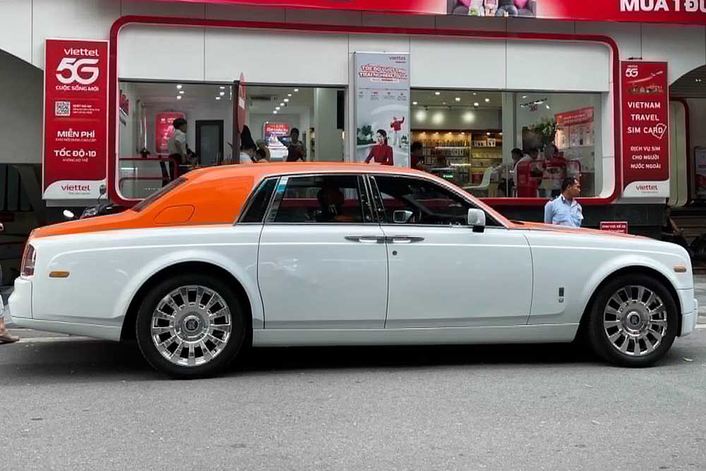 The Rolls-Royce Phantom stands out on the streets of Hanoi with a rare two-tone white and bronze orange exterior. Photo: Ngoc Anh