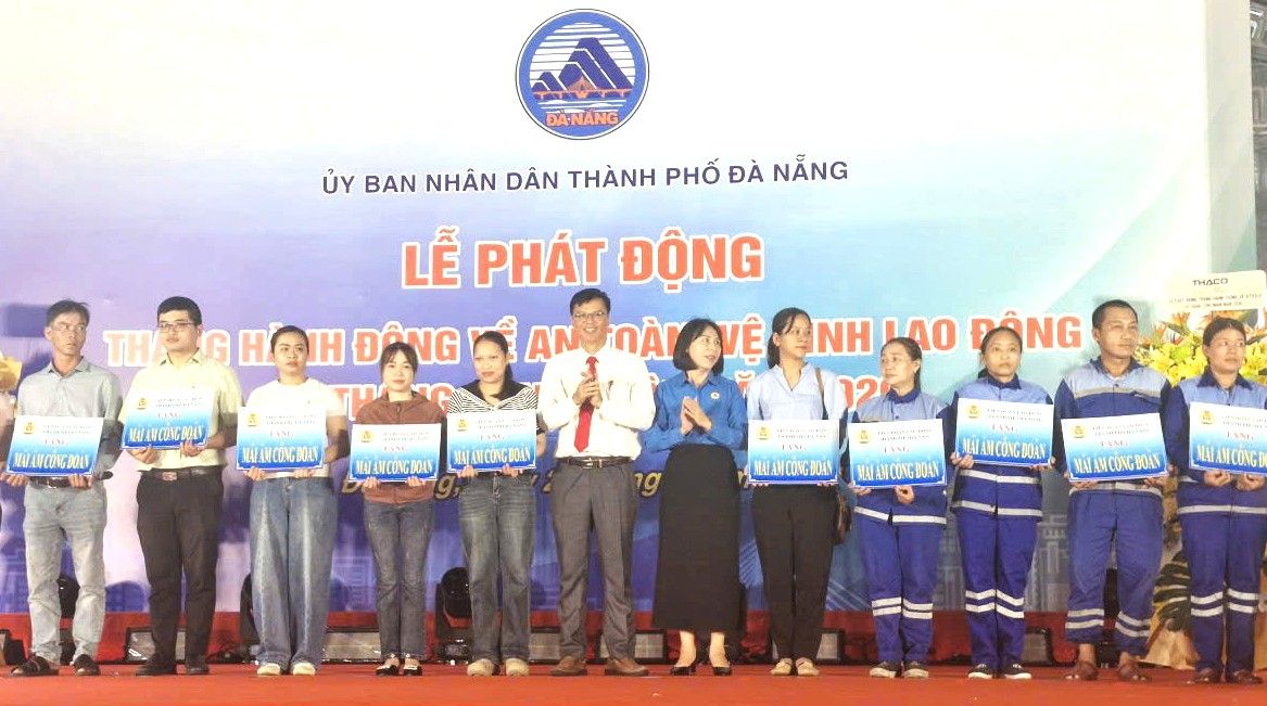 Da Nang City Labor Federation awards "Trade Union Shelter" to workers in housing difficulties. Photo: Tuyet Le