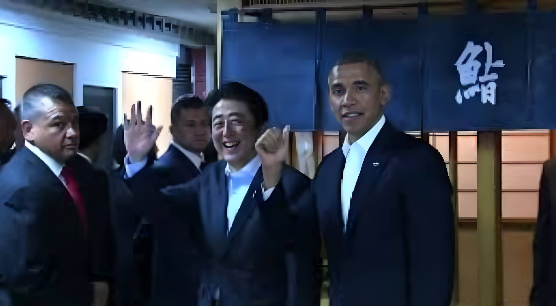 cựu Tổng thống Mỹ Barack Obama cùng Thủ tướng Nhật Bản Shinzo Abe. Ảnh: Cắt từ video