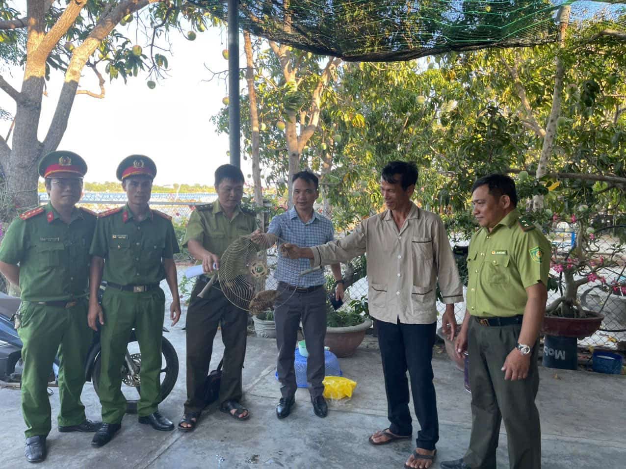 Công an xã Cam Lâm tiếp nhận một cá thể cu li quý hiếm do người dân tự nguyện giao nộp để bàn giao cho lực lượng kiểm lâm. Ảnh: Công an cung cấp