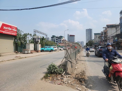 Dự án cải tạo tỉnh lộ 70 tại Hà Nội dang dở vì chậm bàn giao mặt bằng. Ảnh: Minh Hạnh 