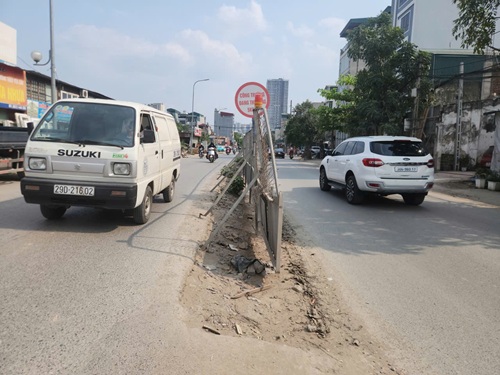 Encountering site clearance issues, projects on Provincial Road 70 in western Hanoi are slow to reach the finish line. Photo: Minh Hanh