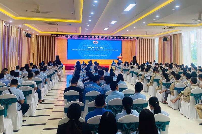 Son La trains labor safety for more than 300 trade union officials and workers. Photo: Truong Son