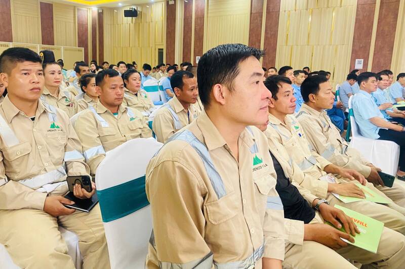 Chủ tịch, phó chủ tịch công đoàn cơ sở, công nhân và người lao động tại các công ty, doanh nghiệp tham dự tập huấn. Ảnh: Trường Sơn