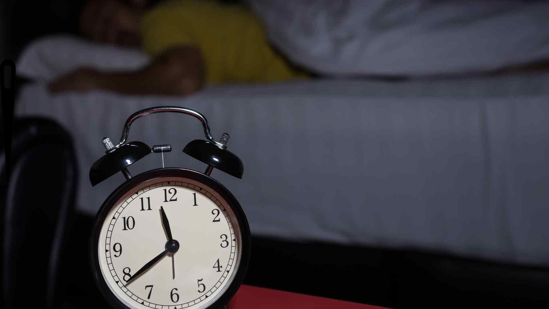 People who stay up late past 11 pm often can disrupt their biological clock. Graphic photo: Huong Son