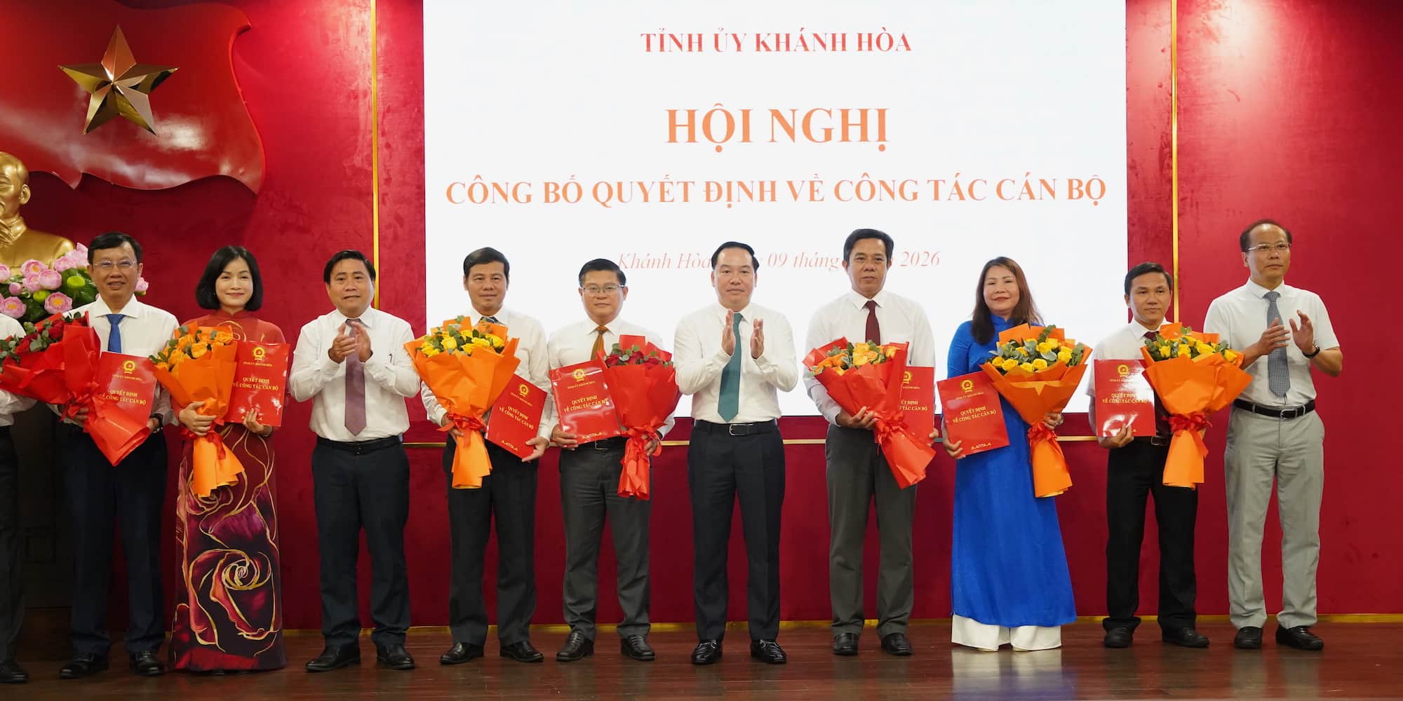 Lãnh đạo tỉnh Khánh Hòa trao quyết định và tặng hoa chúc mừng các cán bộ  được điều động, chỉ định, bổ nhiệm chức vụ mới. Ảnh: Hữu Long