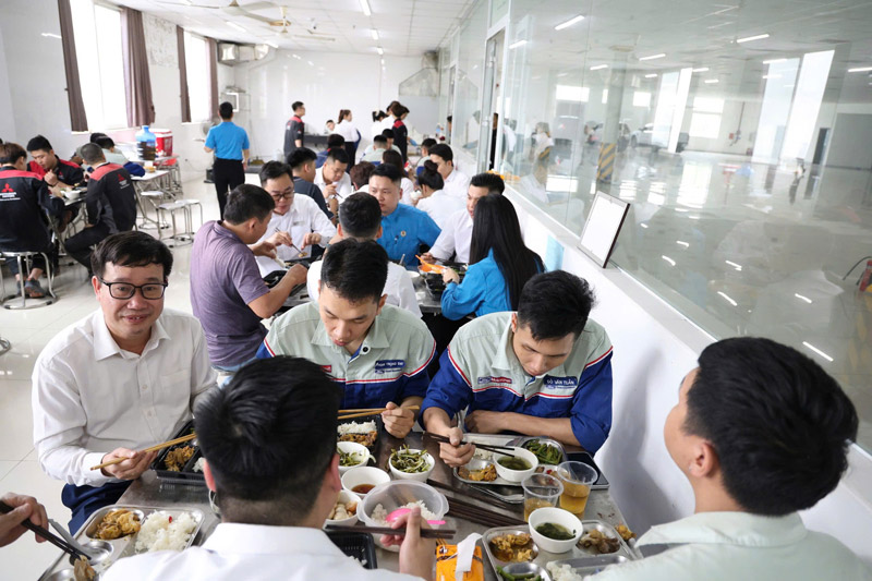 Đồng thời cũng là sự quan tâm của doanh nghiệp dành cho người lao động. Ảnh: Nguyễn Huệ