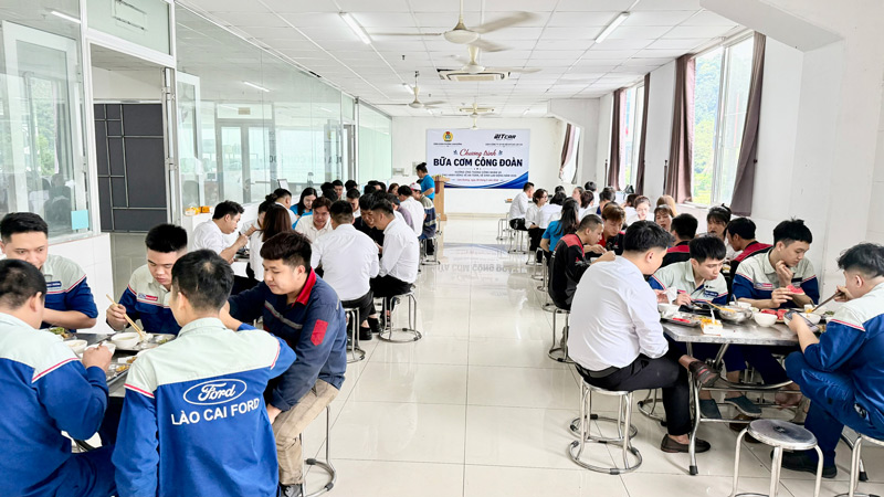 Bữa cơm công đoàn giúp đoàn viên, người lao động thêm gắn bó với doanh nghiệp. Ảnh: Nguyễn Huệ