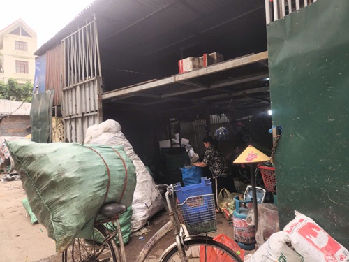 Nguy cơ cháy nổ cao tại các cơ sở thu mua phế liệu trong khu dân cư. Ảnh: Minh Hạnh 