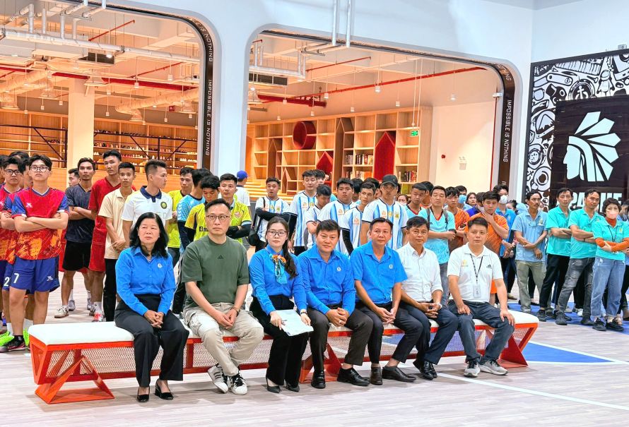 Giải bóng đá hưởng ứng Tháng Công nhân, Tháng hành động An toàn vệ sinh lao động do  Công đoàn cơ sở Công ty TNHH Giày Apache Việt Nam tổ chức. Ảnh: Thanh Nhàn