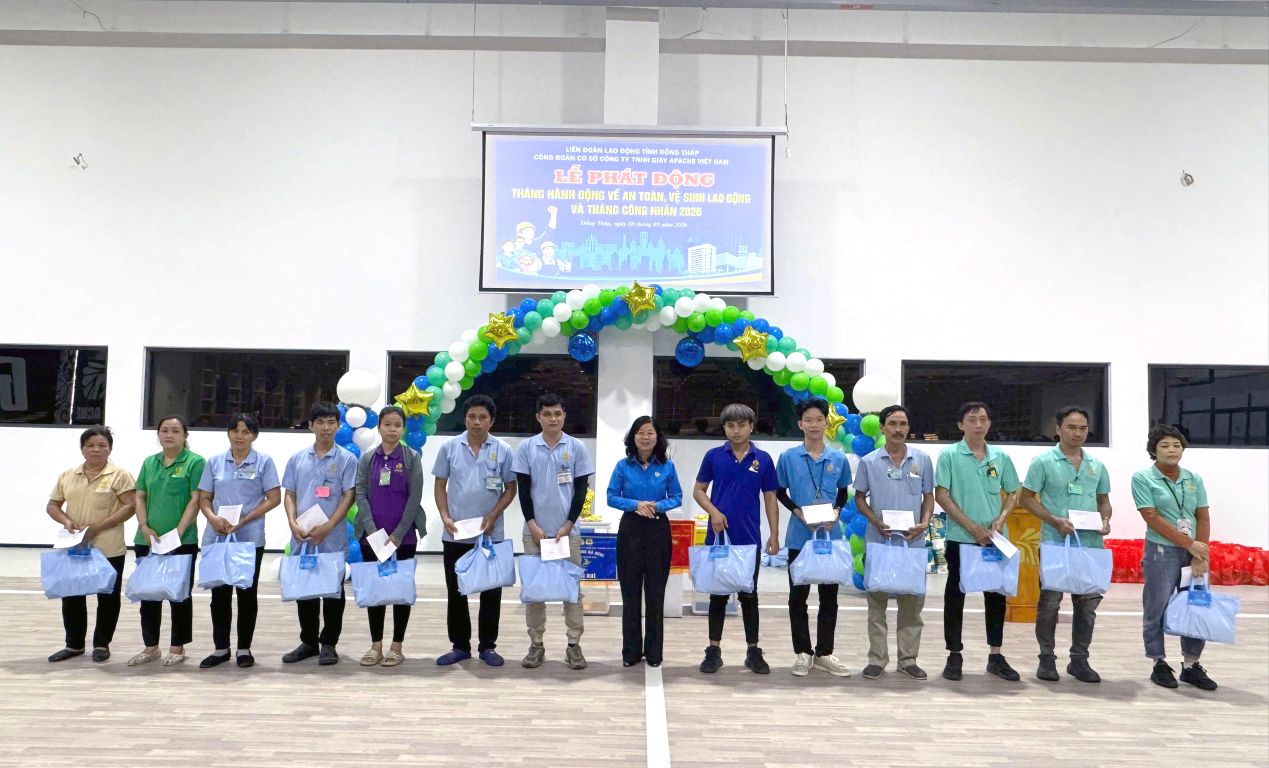 Bà Huỳnh Thị Tuyết Vui - Chủ tịch Liên đoàn lao động tỉnh Đồng Tháp trao quà cho đoàn viên có hoàn cảnh đặc biệt khó khăn. Ảnh: Thanh Nhàn