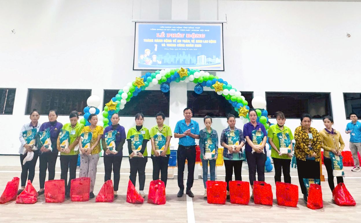 Ông Nguyễn Thanh Nghĩa - Trưởng Ban Tổ chức Liên đoàn lao động tỉnh Đồng Tháp trao quà của Liên đoàn lao động tỉnh cho đoàn viên có hoàn cảnh đặc biệt khó khăn. Ảnh: Thanh Nhàn.