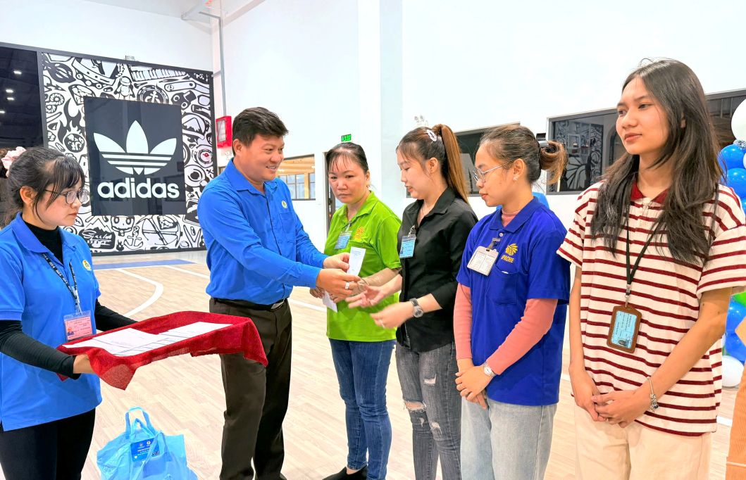 Ông Nguyễn Thanh Nhàn - Chủ tịch Công đoàn các khu công nghiệp, khu kinh tế Đồng Tháp trao quà cho đoàn viên có hoàn cảnh đặc biệt khó khăn. Ảnh: Thanh Nhàn 