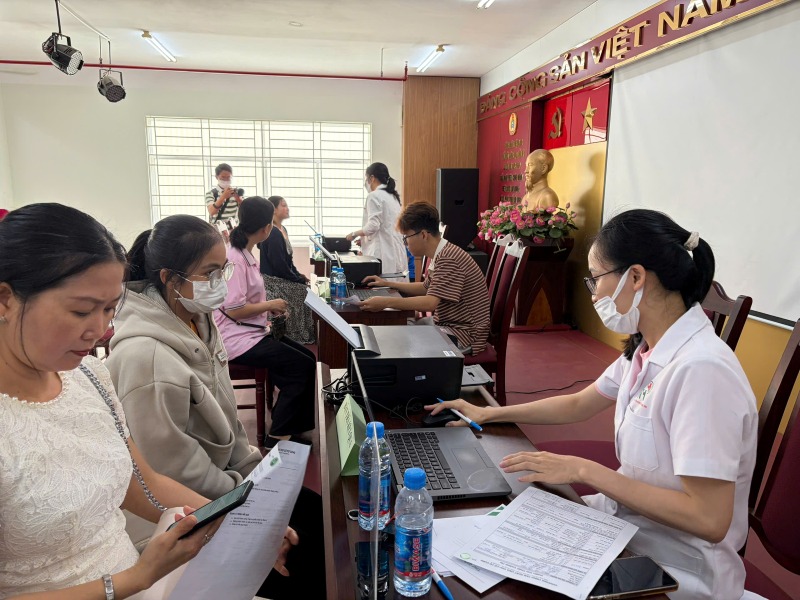 Union members and workers complete procedures to receive free cancer screening. Photo: Duc Long
