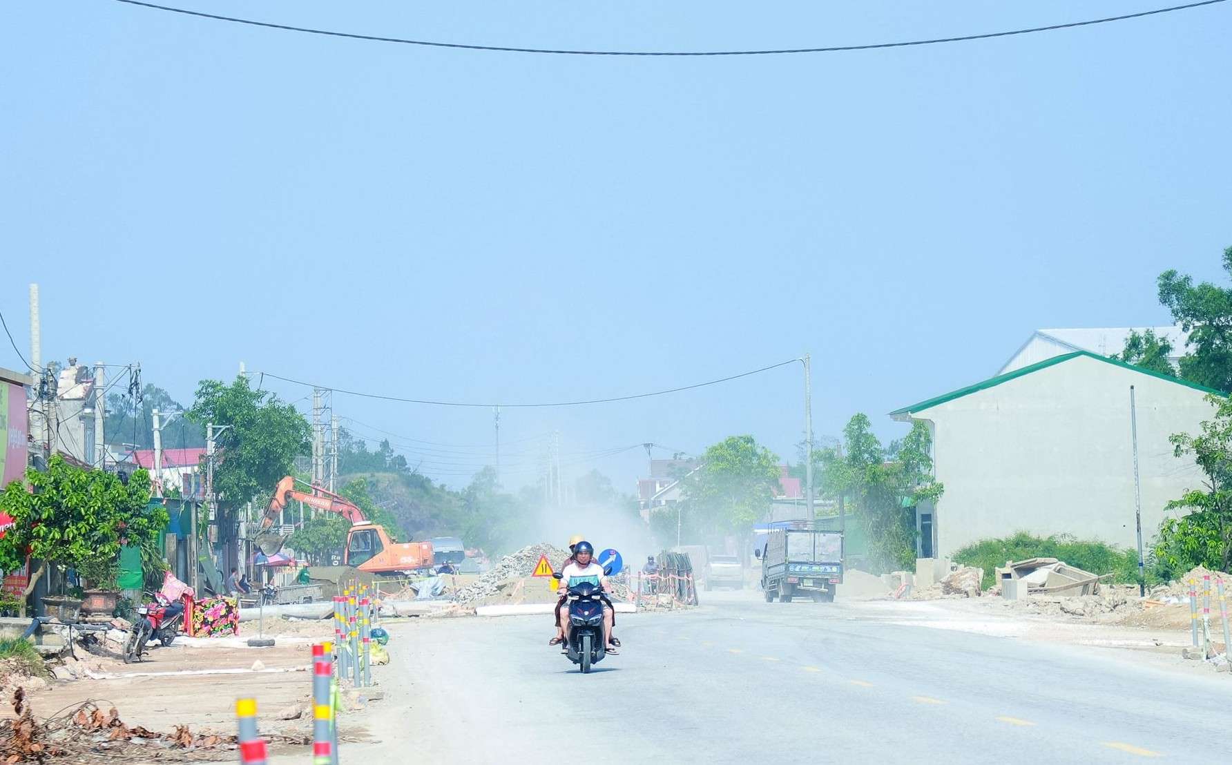 The project to renovate and expand National Highway 46 Vinh - Nam Dan section with a total investment of about 500 billion VND is under construction. Photo: Ngoc Anh