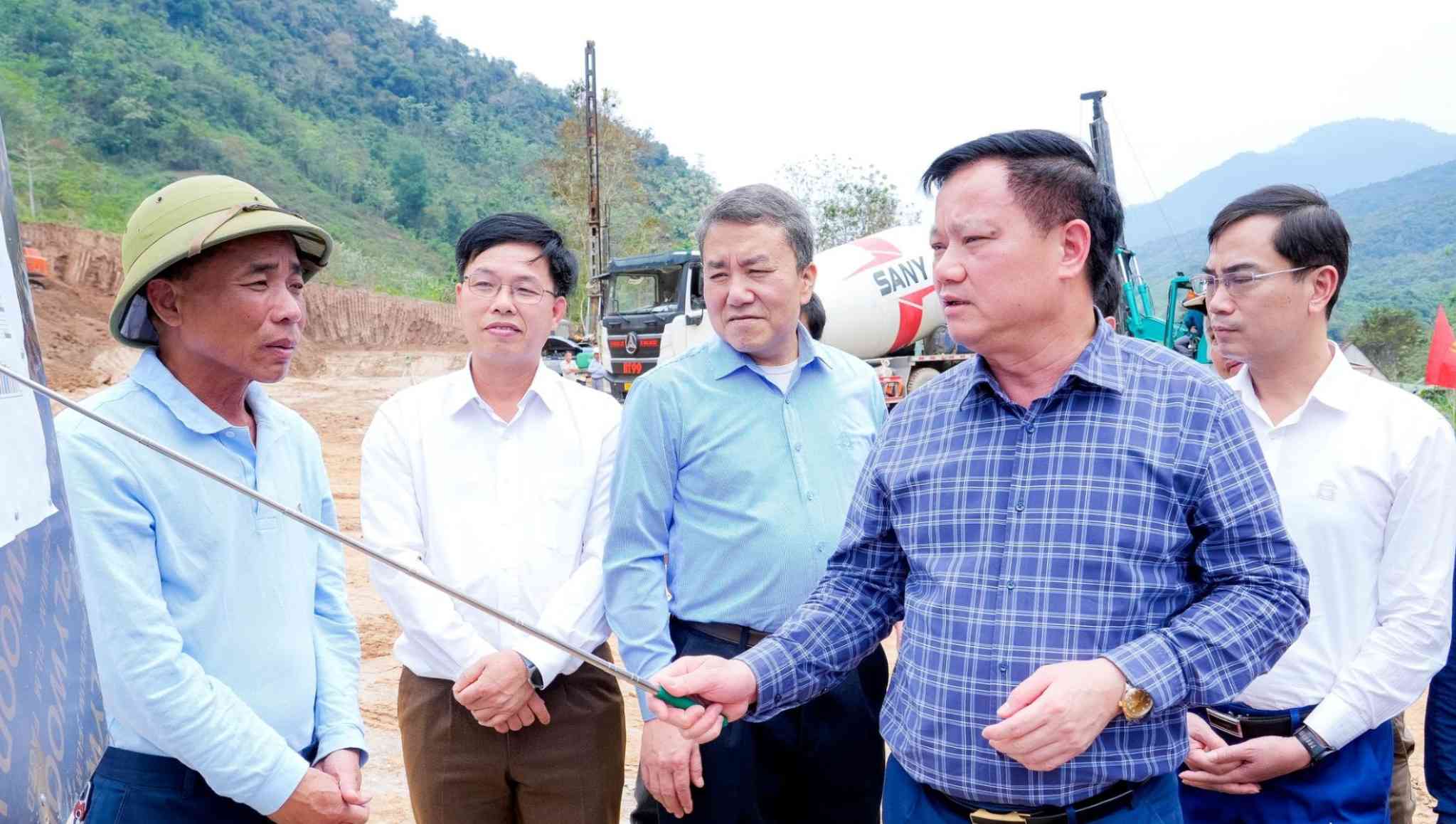 Bí thư Tỉnh ủy Nghệ An Nguyễn Khắc Thận yêu cầu các sở, ngành chủ động hỗ trợ nhà đầu tư, tháo gỡ khó khăn, đẩy nhanh tiến độ các dự án trọng điểm trên địa bàn. Ảnh: Ngọc Anh 