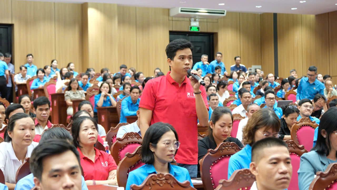 Đông đảo đoàn viên, công nhân, người lao động và các ngành chức năng của Đà Nẵng tham dự hội nghị tiếp xúc, đối thoại sáng 9.5. Ảnh: Hoàng Bin 