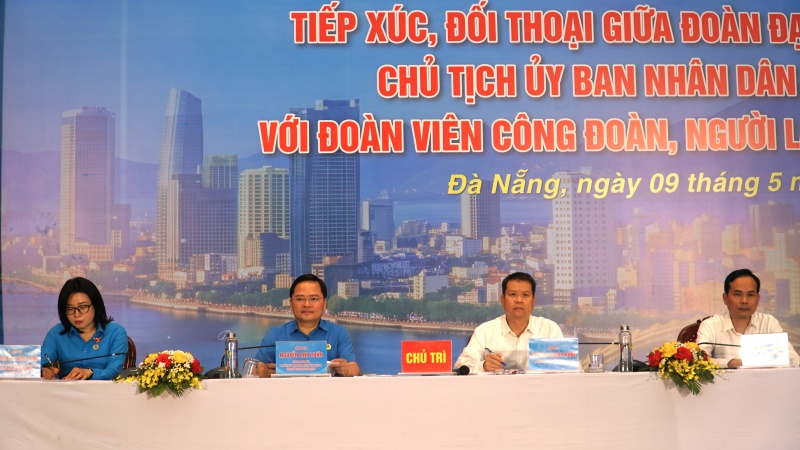 Chủ tịch Tổng LĐLĐVN Nguyễn Anh Tuấn (thứ 2, trái qua), Chủ tịch UBND TP.Đà Nẵng Nguyễn Mạnh Hùng (thứ 2, phải qua) cùng đại diện Đoàn ĐBQH Đà Nẵng, LĐLĐ thành phố đồng chủ trì hội nghị. Ảnh: Hoàng Bin 