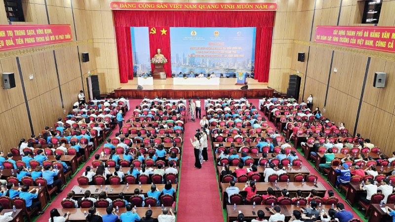 Quang cảnh hội nghị tiếp xúc, đối thoại giữa Đoàn đại biểu Quốc hội, Chủ tịch UBND thành phố với đoàn viên công đoàn, người lao động Đà Nẵng năm 2026. Ảnh: Hoàng Bin
