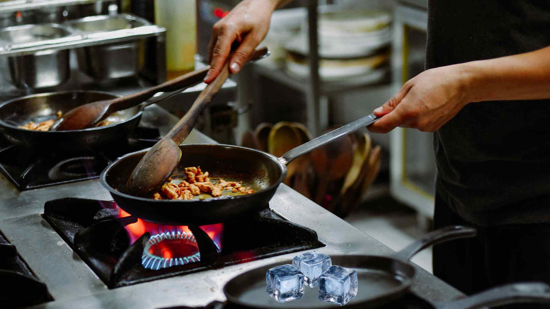 Ice can remove grease from the cutting board or non-stick pan after cooking. Graphic photo: Huong Son