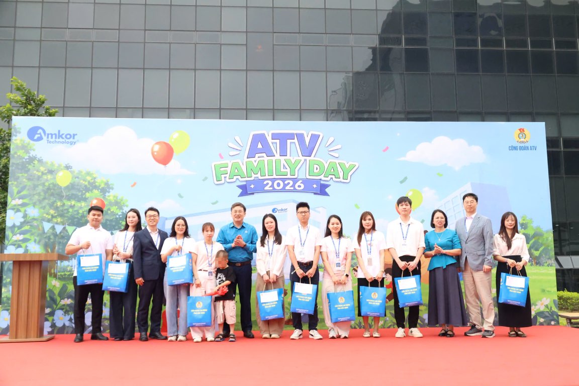 Leaders of the Bac Ninh Provincial Labor Federation, company leaders present gifts to union members and workers' families. Photo: Quyet Chien