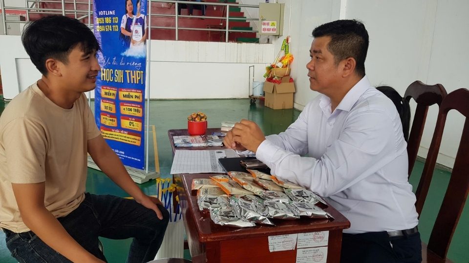 Người lao động nghe doanh nghiệp tư vấn, giới thiệu việc làm tại phiên giao dịch việc làm ở xã Trà Ôn, tỉnh Vĩnh Long. Ảnh: Hoàng Lộc