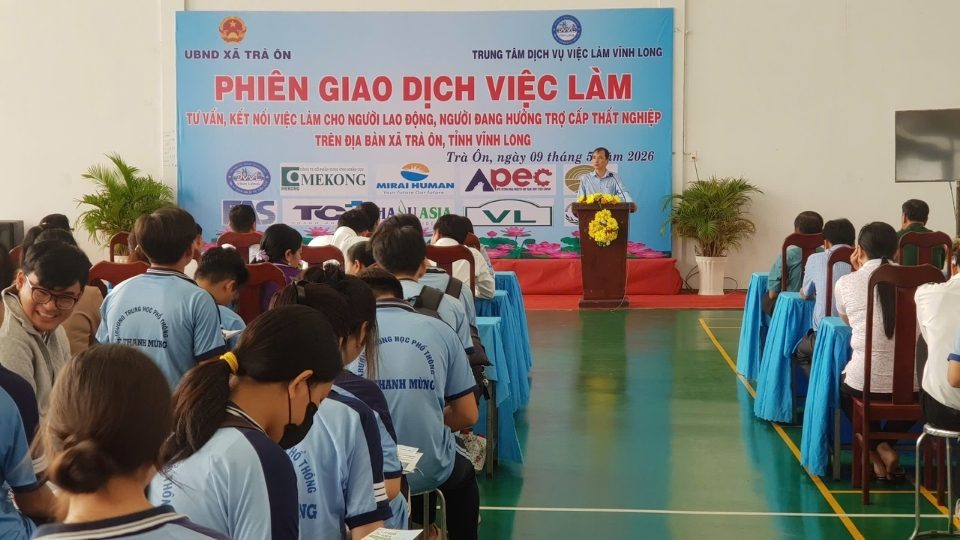 More than 300 workers, students and demobilized soldiers participate in a job transaction session in Tra On commune, Vinh Long province. Photo: Hoang Loc