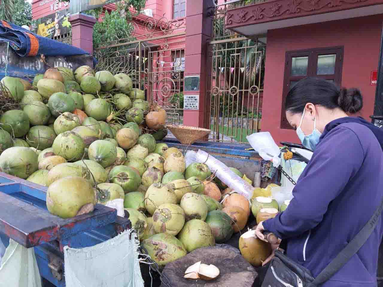 Dừa tươi trở thành mặt hàng giải khát được nhiều người dân TPHCM lựa chọn. Ảnh: Hạ Mây  