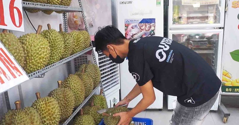 Giá dừa và sầu riêng tại TP.HCM tăng mạnh