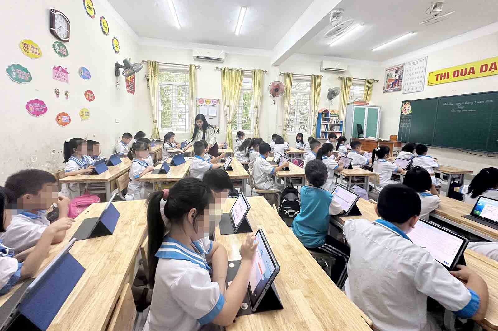 Smart classroom model in Ha Tinh is causing mixed controversy. Photo: Tran Tuan