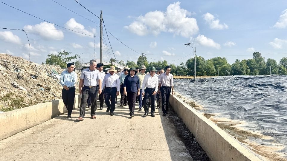 Bí thư Tỉnh ủy Vĩnh Long Trần Văn Lâu cùng đoàn công tác kiểm tra thực địa tại Bãi rác An Hiệp. Ảnh: Hoàng Lộc
