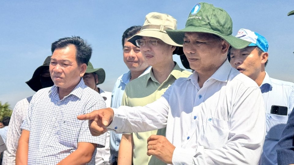 Many key projects on environment and transportation are actually inspected by Vinh Long provincial leaders. Photo: Hoang Loc