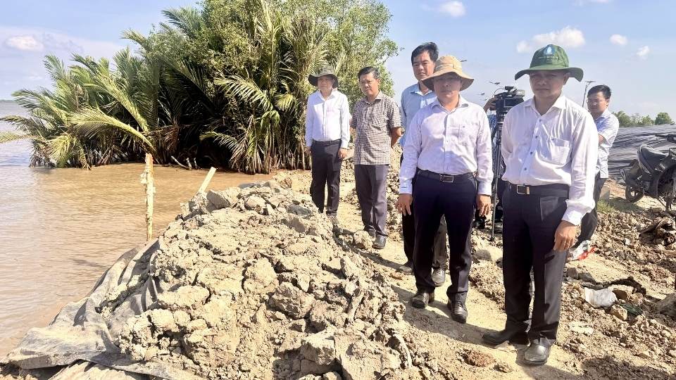 Đoàn công tác Thường trực Tỉnh ủy Vĩnh Long kiểm tra thực địa dự án, công trình trọng điểm trên địa bàn tỉnh. Ảnh: Hoàng Lộc