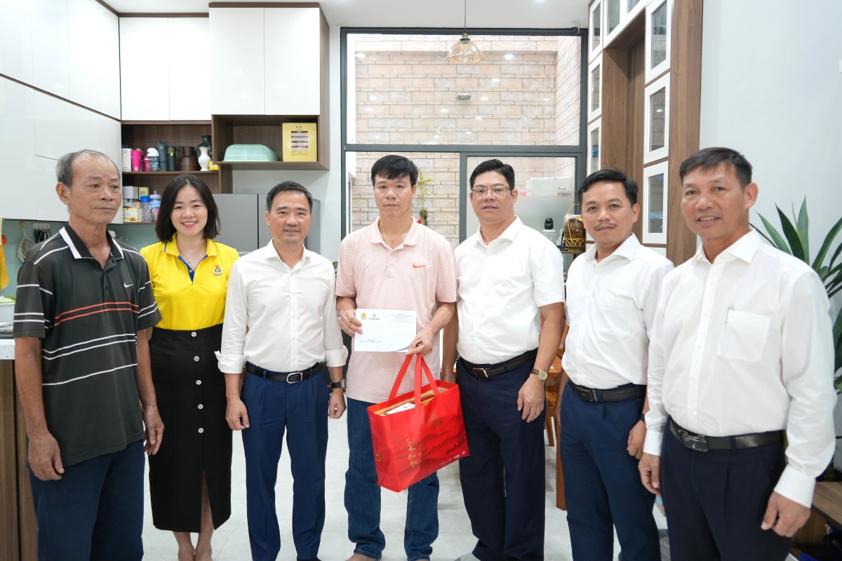 Petrovietnam Trade Union visits, encourages, and gives gifts to union member Nguyen Quyet Thang. Photo: Thanh An