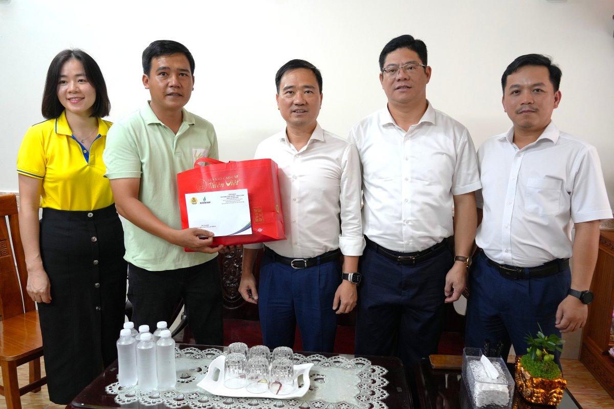 Công đoàn Petrovietnam thăm, tặng quà cho đoàn viên Đinh Văn Thông. Ảnh: Thành An