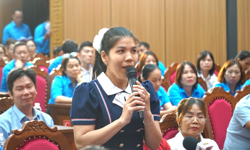 Chị Phan Thị Kim Oanh, công nhân Công ty TNHH Mabuchi Motor Đà Nẵng kiến nghị chính sách hỗ trợ để công nhân thu nhập thấp được sở hữu nhà ở xã hội. Ảnh: Hoàng Bin
