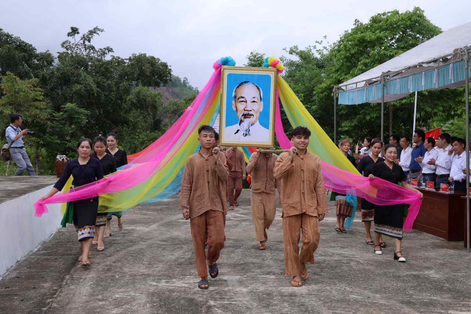 地元住民は、国家無形文化遺産「オー・ドゥー族の雷鳴を迎える祭り」の受領式典でホー・チ・ミン主席の像を運ぶ儀式を行っています。写真:ゴック・アイン