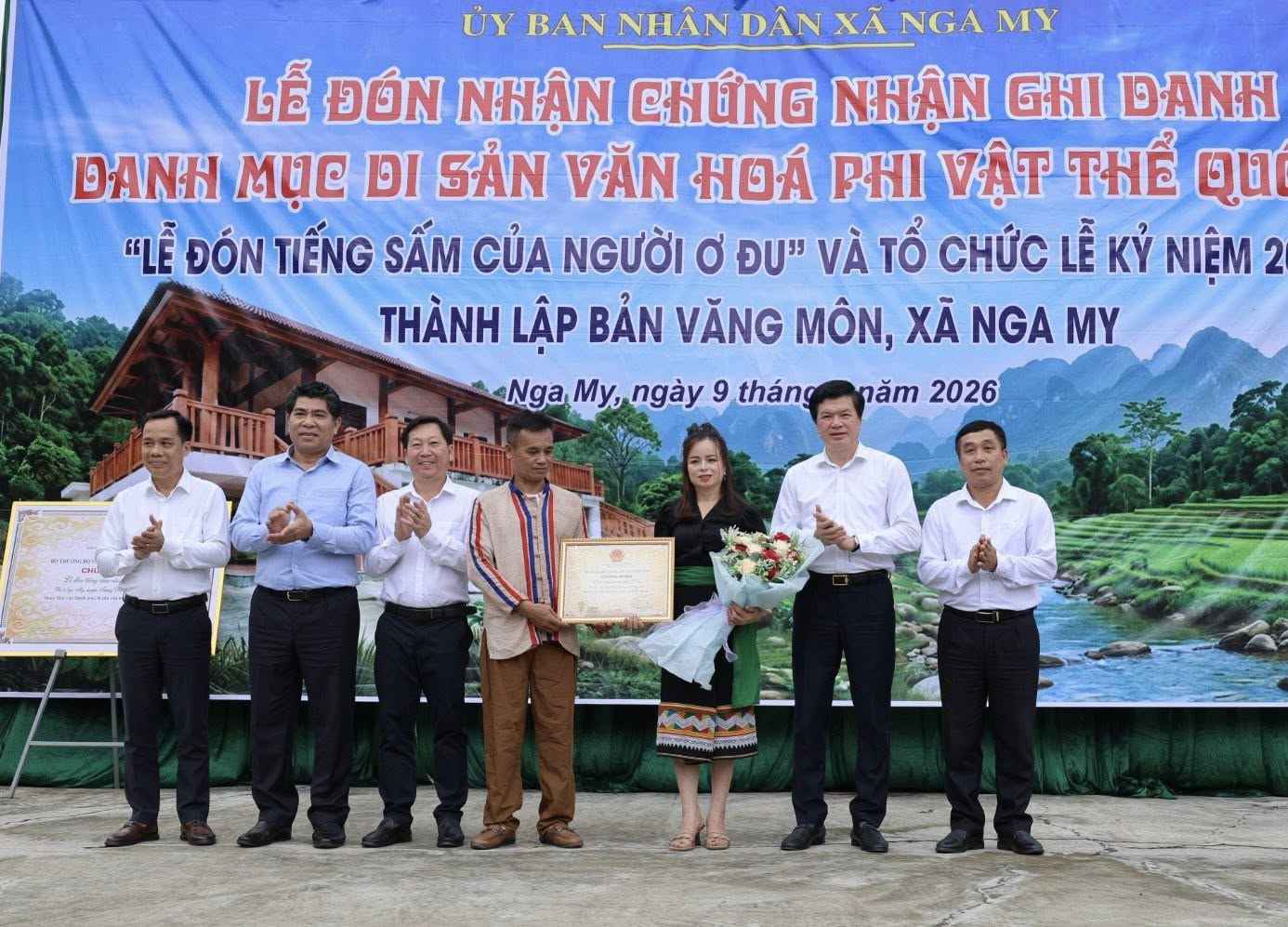 Nghi thức trao Bằng chứng nhận Di sản văn hóa phi vật thể quốc gia “Lễ đón tiếng sấm của người Ơ Đu” tại xã Nga My. Ảnh: Ngọc Anh 