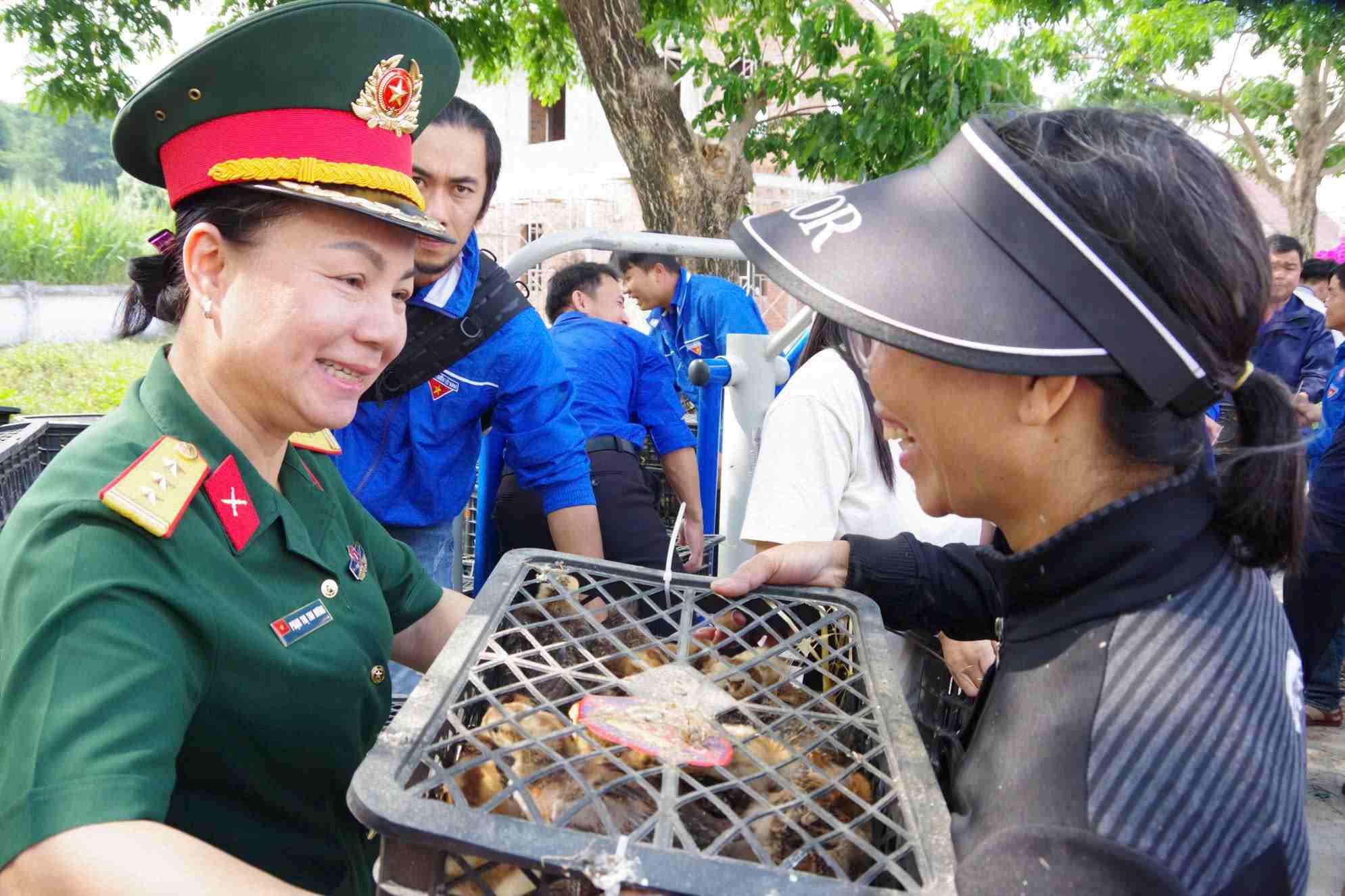 Người dân xã D'ran tiếp nhận gà giống từ nguồn hỗ trợ của các đơn vị, tổ chức thiện nguyện. Ảnh: Ngọc Ngà 