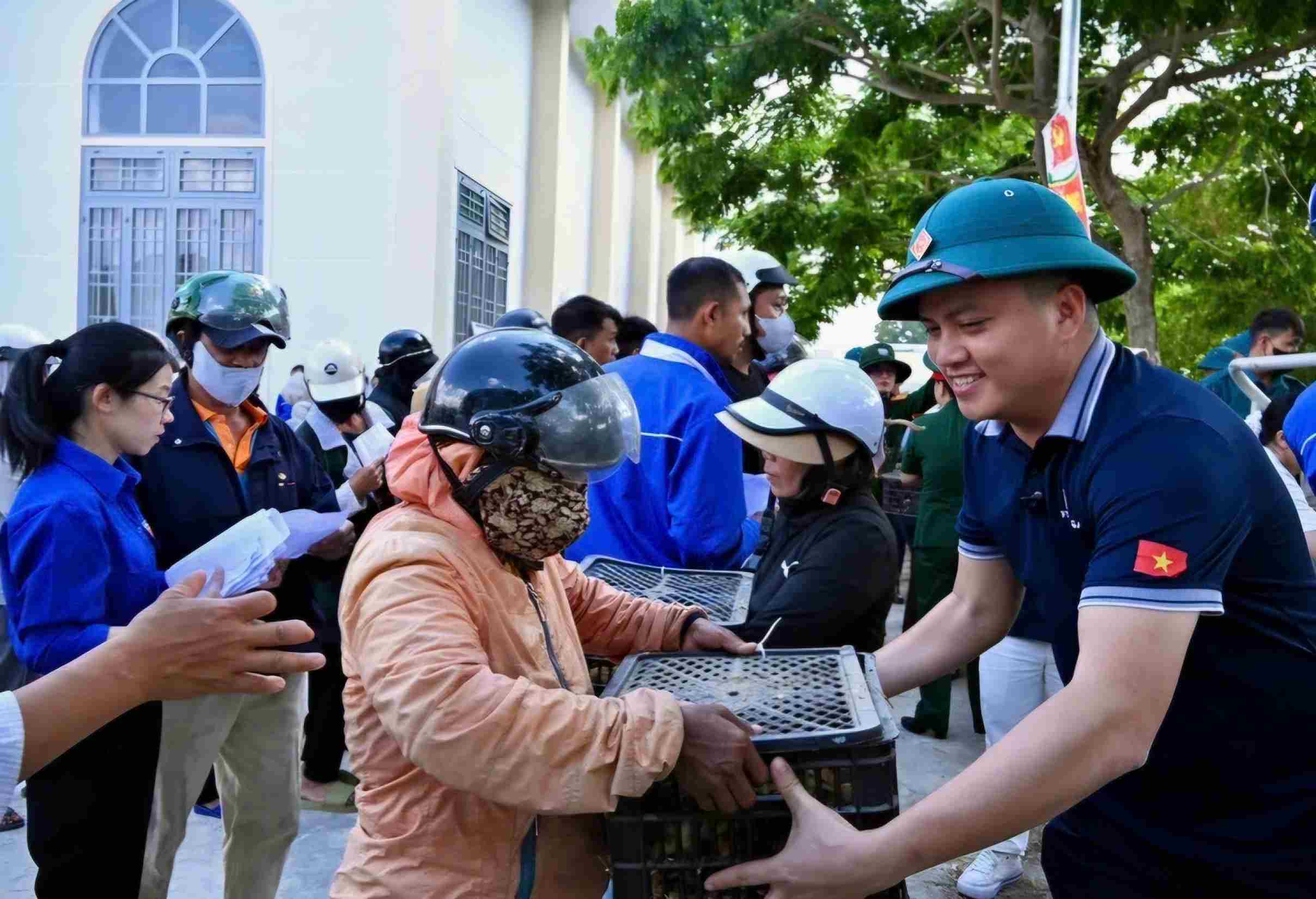 Thành viên Câu lạc bộ thiện nguyện An Phúc trao gà giống cho người dân xã D'ran. Ảnh: Ngọc Ngà 
