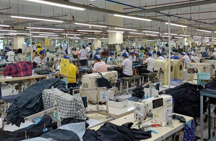 When an enterprise goes bankrupt, the asset administrator, enterprise managing and liquidating assets shall carry out the order and procedures for auctioning assets to enforce the decision to declare bankruptcy. Photo: Nam Duong