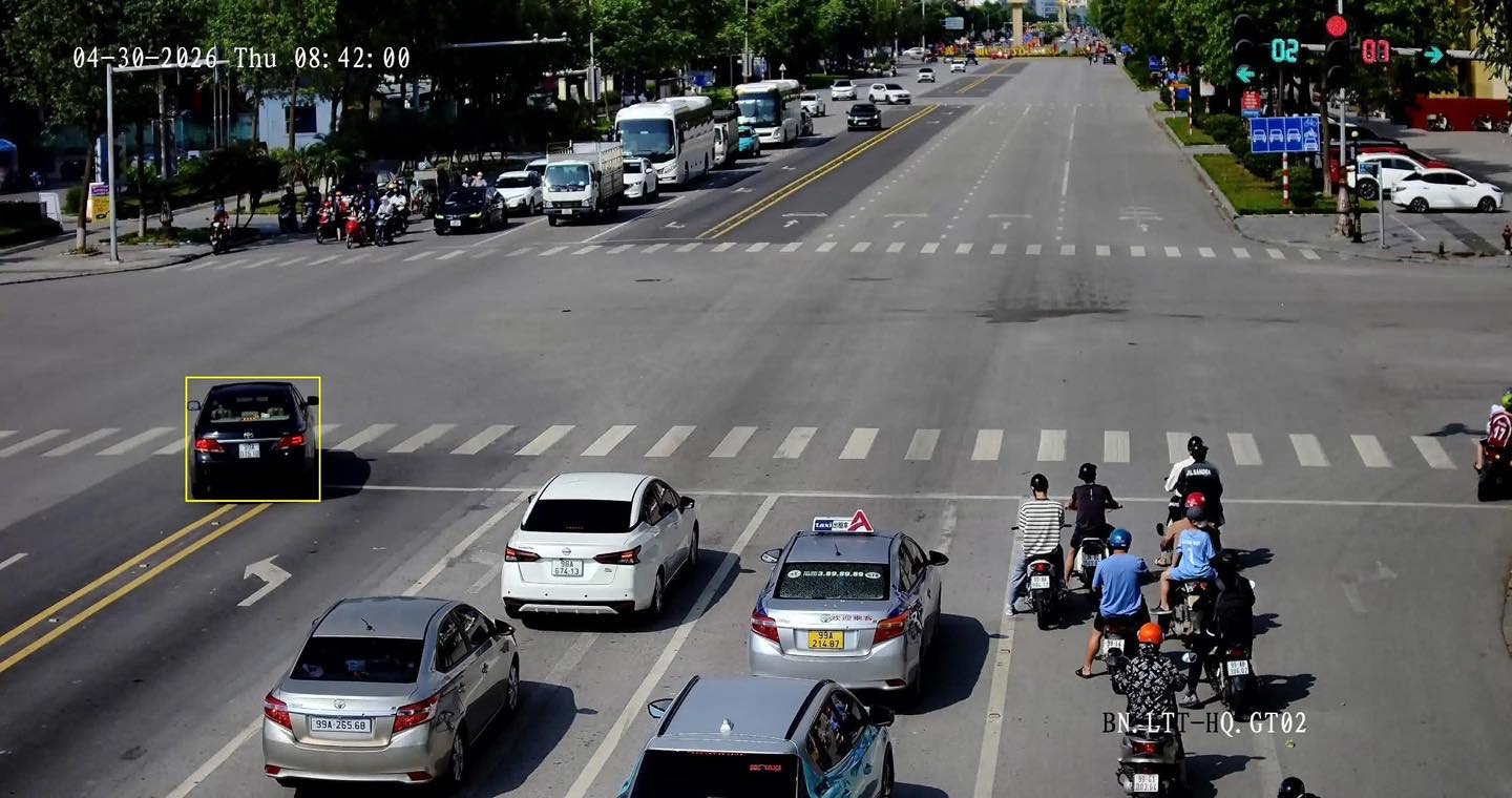 Although not running a red light, the car owner was later fined for not complying with the road markings. Photo: Bac Ninh Traffic Police