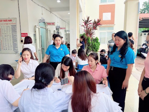 Promoting activities during Workers' Month, Kien Hung Ward Trade Union coordinates to organize free health check-ups for union members and workers. Photo: Grassroots Trade Union