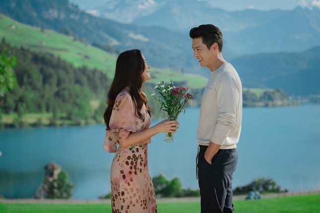 Cảnh cuối cùng của phim, nơi Ri Jeong Hyeok và Yoon Se Ri hạnh phúc bên nhau được quay tại hồ Lungern, Obwalden là phân cảnh được khán giả đánh giá là đẹp nhất trong phim. Ảnh Nhà sản xuất