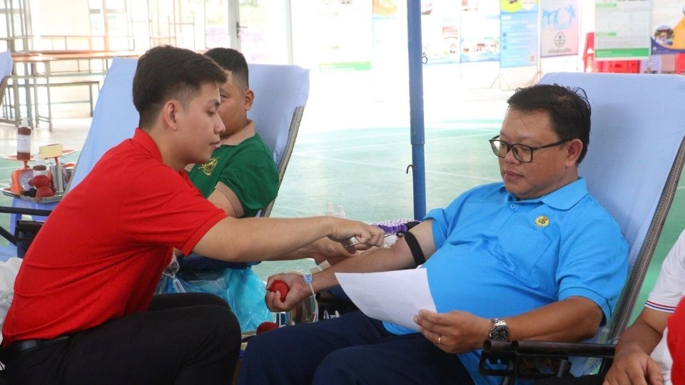 Người lao động tham gia hiến máu tình nguyện với mong muốn góp phần cứu giúp người bệnh. Ảnh: Hoàng Lộc